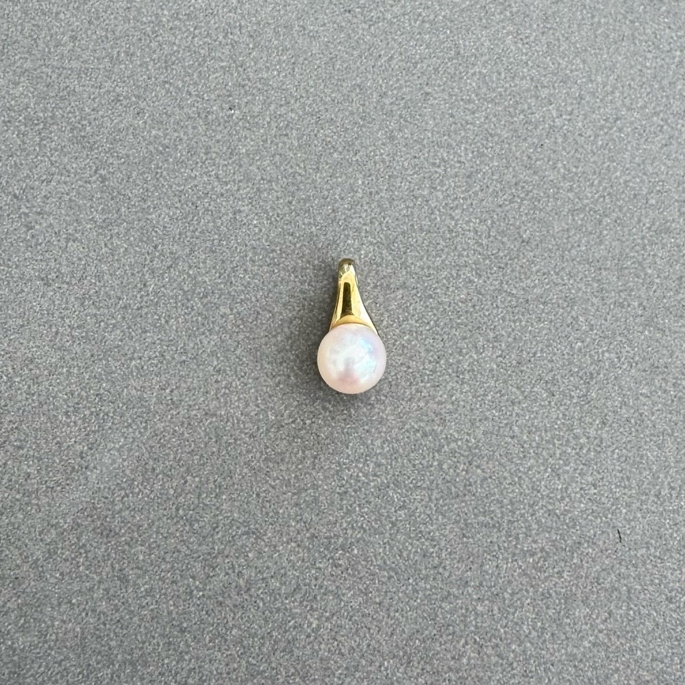 Classic .5 cm Pearl on 1 cm 14K Gold pendant. Never Worn!